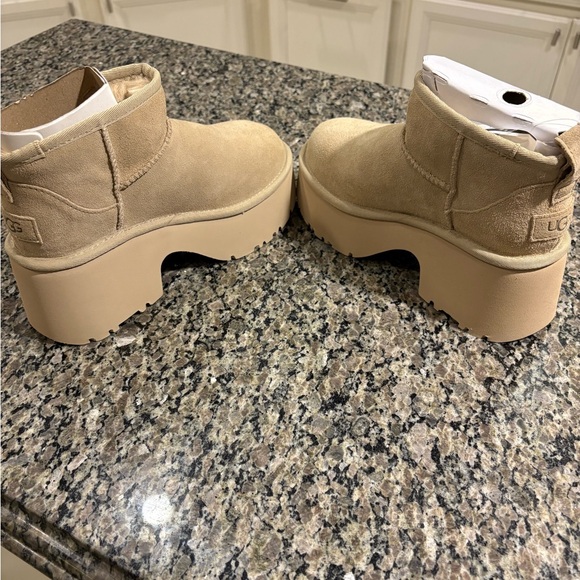 Women’s Ugg Classic Ultra Mini New Heights - Picture 5 of 6